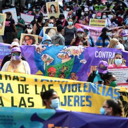 Las mujeres marchan en Tegucigalpa para protestar contra el Congreso que fortalece la prohibición del aborto ordenada constitucionalmente y contra los asesinatos por violencia masculina. | Foto:Orlando Sierra / AFP