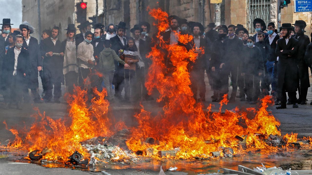 Las fuerzas de seguridad israelíes chocan con manifestantes ultraortodoxos durante la aplicación de las regulaciones de emergencia del coronavirus, en el barrio ultraortodoxo de Mea Shearim en Jerusalén. | Foto:AFP