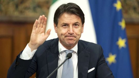 El premier presentó su renuncia ante la falta de apoyo en el Parlamento.