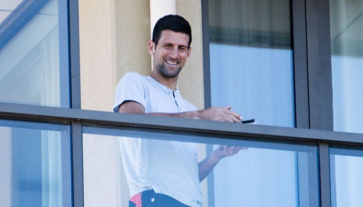 Novak Djokovic, confinado en el hotel a la espera del inicio del Australian Open.