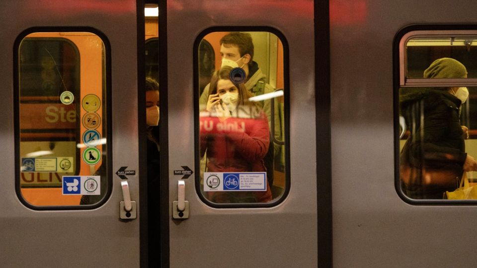 Alemania y Austria prohiben los tapabocas de tela.