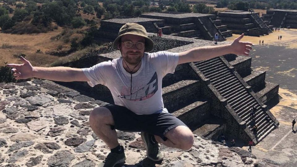Cole estudió psicología y actualmente trabaja en Hollywood.