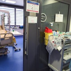 Un personal médico trabaja fuera de la habitación de un paciente infectado por el Covid-19 (nuevo coronavirus) en la unidad de cuidados intensivos del hospital AP-HP Tenon en París. | Foto:Alain Jocard / AFP