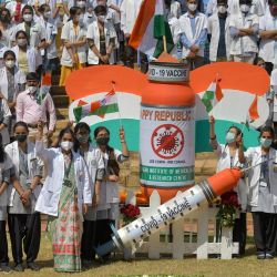 Los estudiantes y el personal de una facultad de medicina participan en una campaña de concientización sobre la vacunación contra el coronavirus Covid-19 en la víspera del Día de la República de la India en Bangalore. | Foto:Manjunath Kiran / AFP