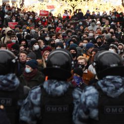 Personas asisten a una manifestación en apoyo del líder opositor encarcelado Alexei Navalny en el centro de Moscú. | Foto: Natalia Kolesnikova / AFP