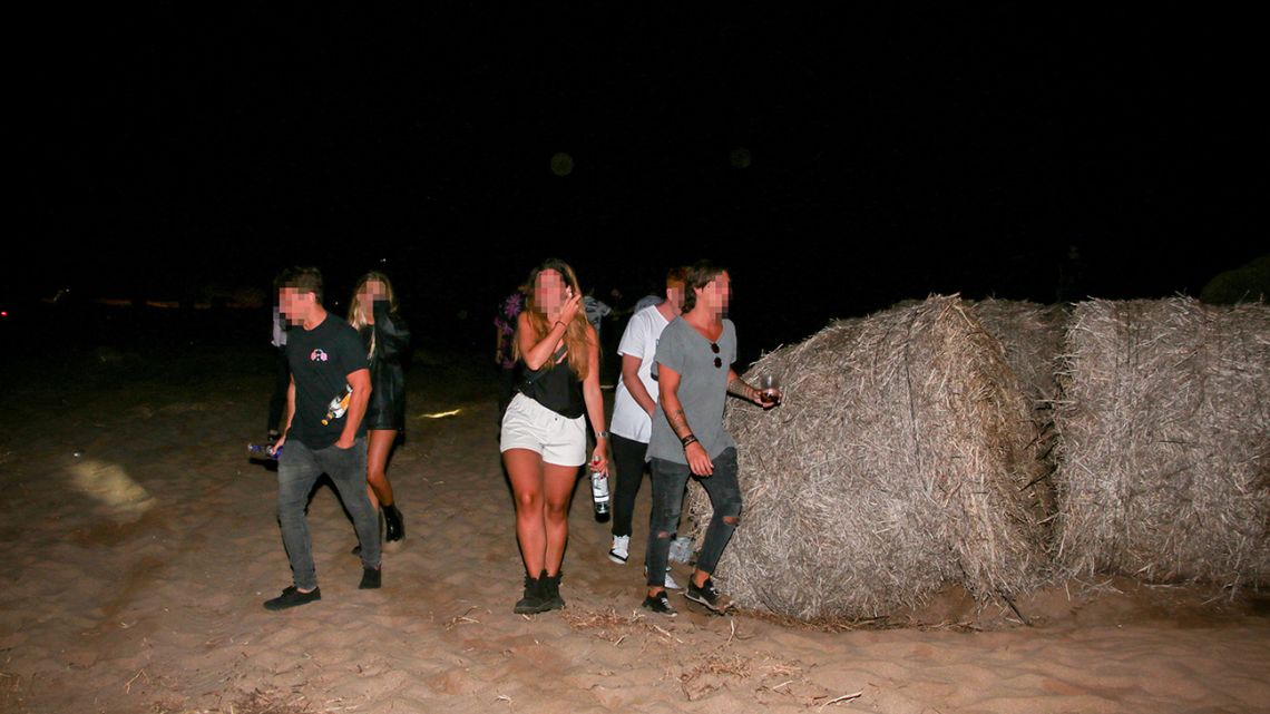 Nueva Atlantis: Partygoers leave the beach after authorities raid an illegal party in breach of Covid-19 sanitary measures.