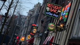 El Red Light Bar Coffee Shop en el Barrio Rojo de Amsterdam. Foto: Oliver Berg/dpa Credit: Oliver Berg/dpa