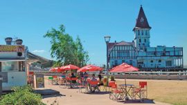 Uno de los clásicos carritos y el histórico Club de Pescadores.