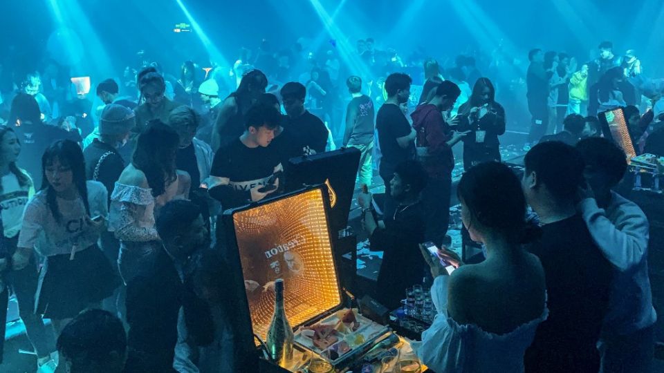 Mientras gran parte del planeta tiene cuarentenas y distancia social, en Wuhan la vida nocturna está en su apogeo.