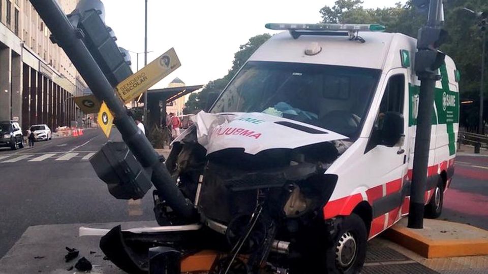 Choque de una ambulancia que llevaba a una persona que había sido mordida por un pitbull.