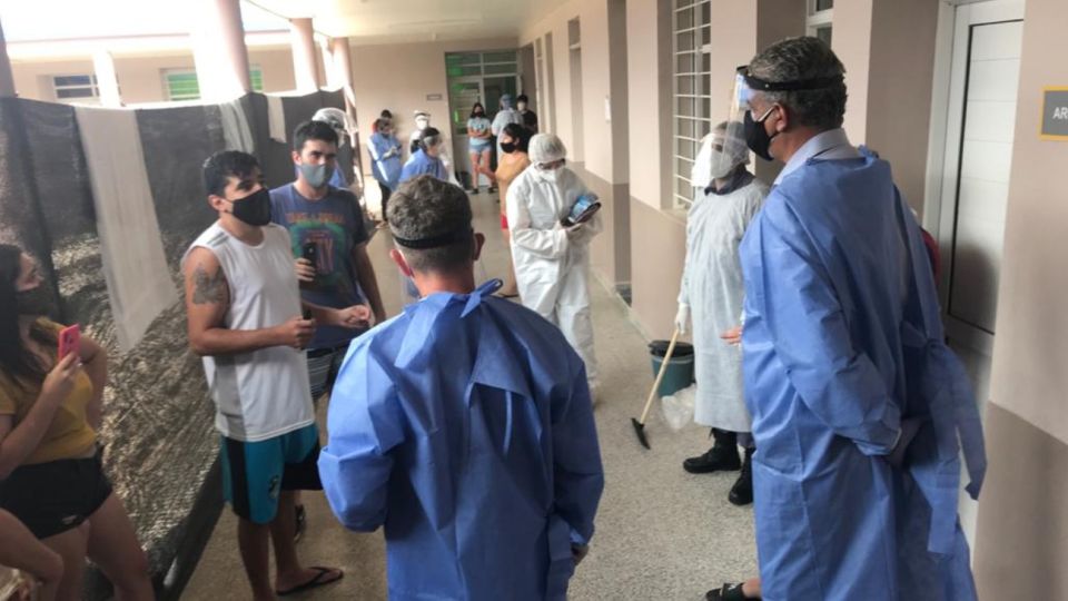 El secretario de Derechos Humanos, Horacio Pietragalla, visitando los centros de aislamientos en Formosa.