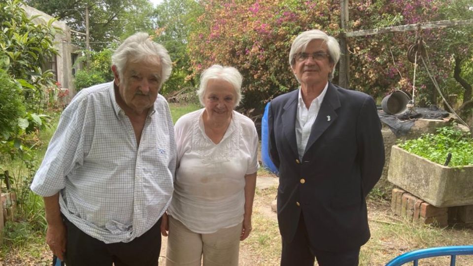 El embajador argentino en Montevideo, Alberto Iribarne, visitó al expresidente uruguayo José "Pepe" Mujica y su esposa y exvicepresidenta, la senadora Lucía Topolansky.