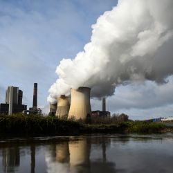 El vapor se eleva desde las torres de enfriamiento de la central eléctrica de carbón del gigante energético alemán RWE en Weisweiler, Alemania occidental. | Foto:Ina Fassbender / AFP