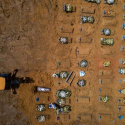 Vista aérea que muestra un tractor cavando tumbas en una nueva área del cementerio Nossa Senhora Aparecida reservada para las víctimas del COVID-19, en Manaus, Brasil, en medio de la pandemia del nuevo coronavirus. | Foto:AFP