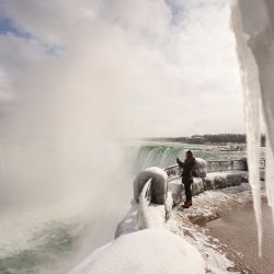 Una mujer toma una foto en Horseshoe Falls en Niagara Falls, Ontario. | Foto:AFP