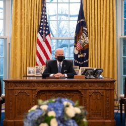 El presidente estadounidense Joe Biden y la vicepresidenta Kamala Harris hablan con el secretario de Defensa Lloyd Austin en la Oficina Oval de la Casa Blanca en Washington, DC. | Foto:Jim Watson / AFP