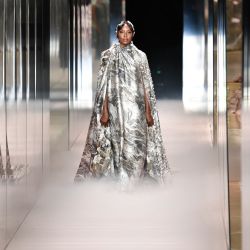 Las modelos británicas Naomi Campbell y Cara Delevingne presentan creaciones del diseñador británico Kim Jones para la colección Primavera-Verano 2021 de Fendi durante la Semana de la Moda de Alta Costura de París, en París. | Foto:Stephane De Sakutin / AFP