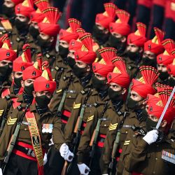 Los soldados marchan a lo largo de Rajpath durante el desfile del Día de la República en Nueva Delhi. | Foto:Jewel Samad / AFP