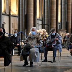 Los miembros del público se sientan socialmente distanciados después de recibir una dosis de una vacuna Covid-19 en la catedral de Salisbury, que se convirtió en un centro de vacunación temporal en Salisbury, suroeste de Inglaterra. | Foto:Justin Tallis / AFP
