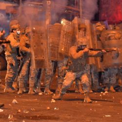 Los soldados libaneses disparan balas de goma y gases lacrimógenos contra manifestantes antigubernamentales en medio de enfrentamientos en la ciudad portuaria de Trípoli, en el norte del país, mientras crece la ira por un bloqueo total destinado a frenar un aumento sin precedentes en los casos de coronavirus. | Foto:Fathi Al-Masri / AFP