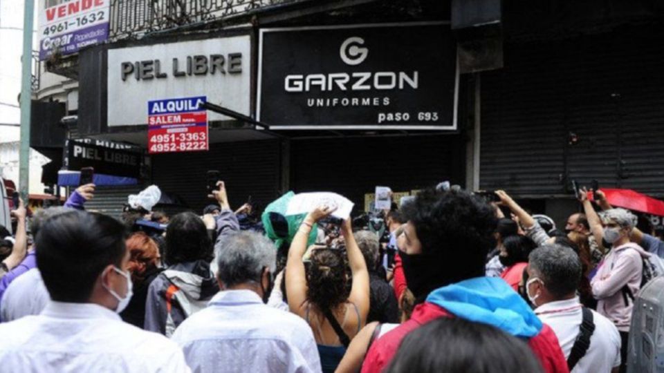 Uniformes Garzón, el local de Balvanera donde una joven fue abusada sexualmente.