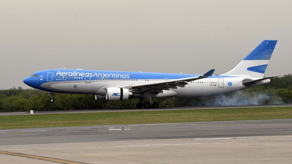 Llegada de regreso con vacunas del vuelos de Aerolíneas