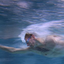 Florian Wellbrock de SC Magdeburg, miembro del equipo nacional alemán y Campeón del Mundo en 2019 de más de 1500 metros estilo libre y 10 km de natación en aguas abiertas, nada en un pasaje de flujo durante un análisis técnico en el Instituto de Ciencias del Entrenamiento Aplicado (IAT) en Leipzig, este de Alemania. | Foto:Ronny Hartmann / AFP