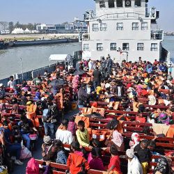 Los refugiados rohingya son vistos en un barco de la Armada de Bangladesh mientras son reubicados en la isla Bhashan Char en la Bahía de Bengala, en Chittagong. | Foto:AFP