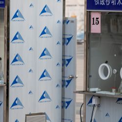 Un trabajador médico espera en una estación de pruebas del coronavirus Covid-19 en Beijing, como parte de una campaña para evaluar a dos millones de personas en 48 horas mientras la ciudad se apresura a eliminar un nuevo grupo local de casos que se cree que son vinculado a una variante de virus más contagiosa. | Foto:Noel Celis / AFP