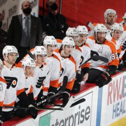 Los Philadelphia Flyers ven la acción del primer período contra los New Jersey Devils en el Prudential Center en Newark, Nueva Jersey. | Foto:Bruce Bennett / Getty Images / AFP