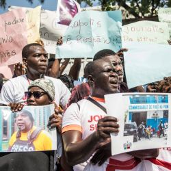 Más de doscientos periodistas y manifestantes participan en una manifestación en Port-au-Prince, Haití para denunciar la brutalidad policial. | Foto:Valerie Baeriswyl / AFP