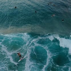 Vista de un surfista en Banzai Pipeline en Haleiwa, Hawai. | Foto:Gregory Shamus / Getty Images / AFP