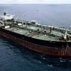 Esta fotografía aérea publicada por la Guardia Costera de Indonesia muestra un petrolero iraní incautado y un buque panameño sospechoso de transferir petróleo ilegalmente en aguas indonesias. | Foto:Guardia Costera de Indonesia / AFP