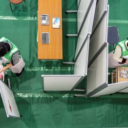 En la foto se ve a enfermeras en habitaciones divididas en el lugar de un simulacro de vacunación contra el coronavirus Covid-19 en la Facultad de Enfermería de la ciudad de Kawasaki en Kawasaki. | Foto:Philip Fong / AFP