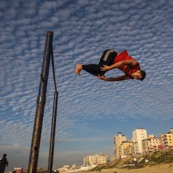 Hombre palestino hace ejercicios en la playa de la ciudad de Gaza. | Foto:DPA