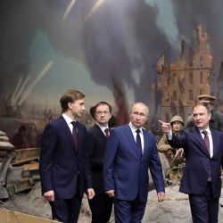 El presidente ruso Vladimir Putin recorre el Museo de la Victoria en el 77 aniversario del levantamiento del asedio nazi de Leningrado durante la Segunda Guerra Mundial, en Moscú. | Foto:Mikhail Klimentyev / Sputnik / AFP