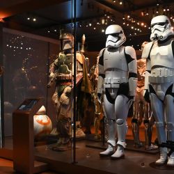 Un visitante toma una foto de figuras de Stormtroopers de tamaño real de la serie Star Wars que se muestran en la exposición Star Wars Identities durante una vista previa de los medios en el Museo ArtScience en Singapur. | Foto:Roslan Rahman / AFP