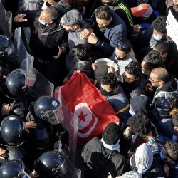 La policía tunecina impide que los manifestantes accedan al edificio del parlamento en Túnez. - Los manifestantes tunecinos contra el gobierno marcharon hacia el edificio del parlamento, que estaba custodiado por la policía antidisturbios mientras los legisladores en el interior sostenían un acalorado debate sobre una reorganización del gabinete. | Foto:Fethi Belaid / AFP