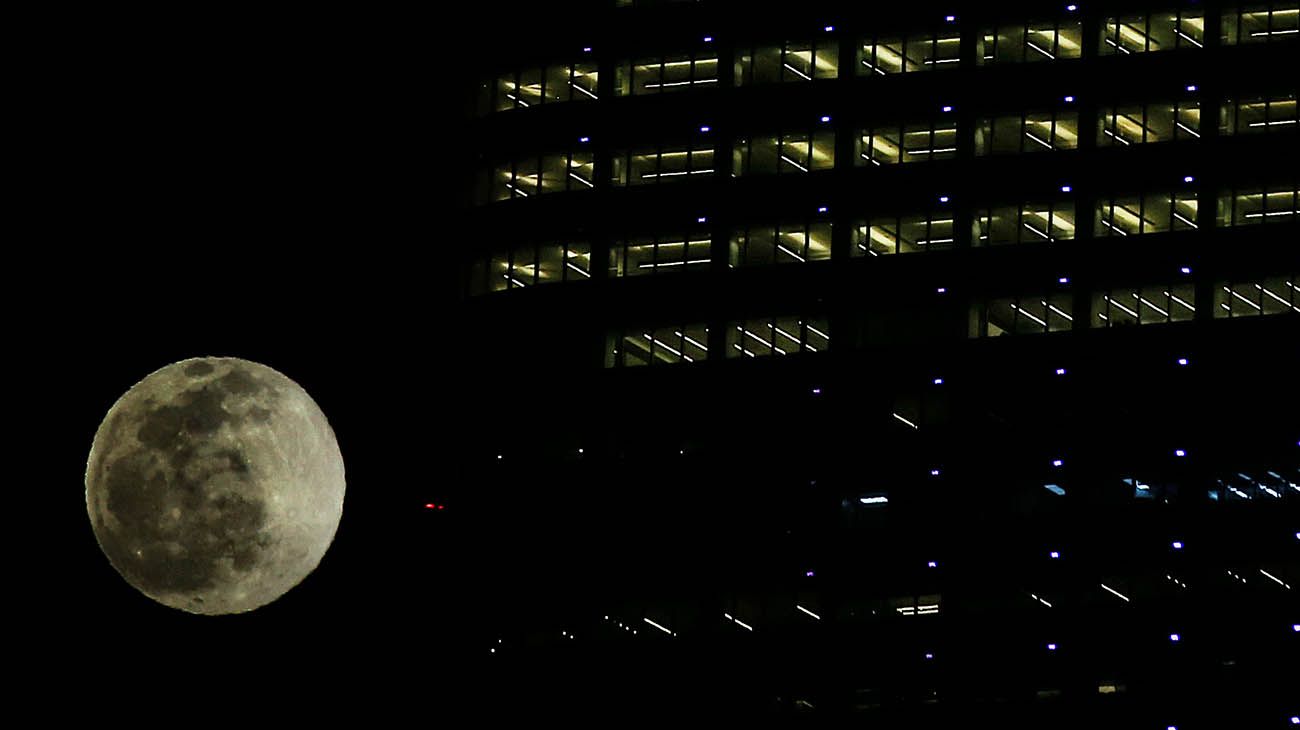 El mundo vio brillar la primera luna llena del año, conocida como la "Luna del Lobo"