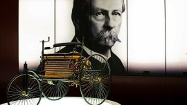 Benz dio de alta a su revolucionario vehículo de tres ruedas con el número DRP 37435.