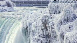 Los enormes bloques de hielo congelados se asemejan a gigantescas rocas glaciales,
