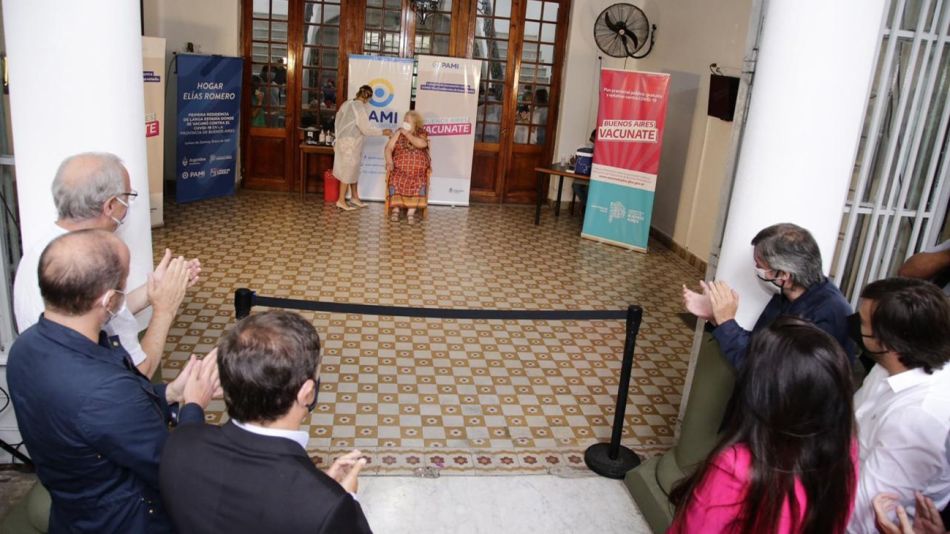 Kicillof, Máximo Kirchner e Insaurralde encabezaron la aplicación de la primera vacuna en un geriátrico del país.