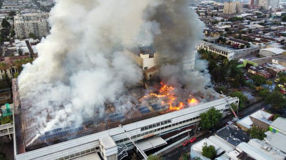 Un incendio destruye gran parte del Hospital San Borja, en Santiago de Chile.