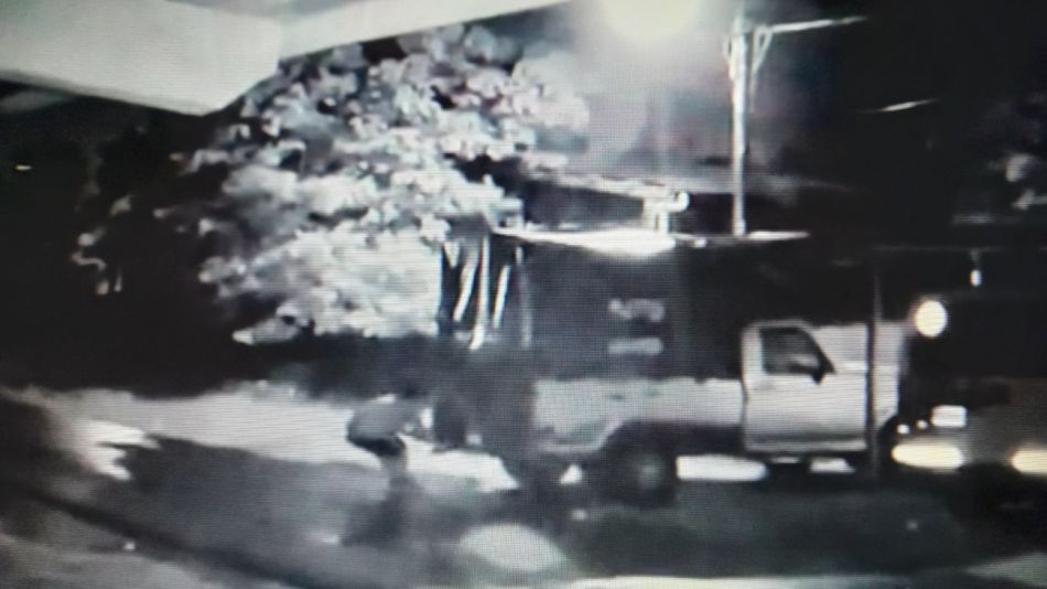 Uno de los ladrones, empujando la camioneta para cometer el robo en el barrio San Carlos, en La Plata.