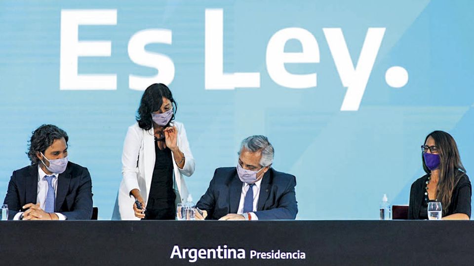Histórico. Alberto Fernández firmó este mes la vigencia de la ley 27.610.