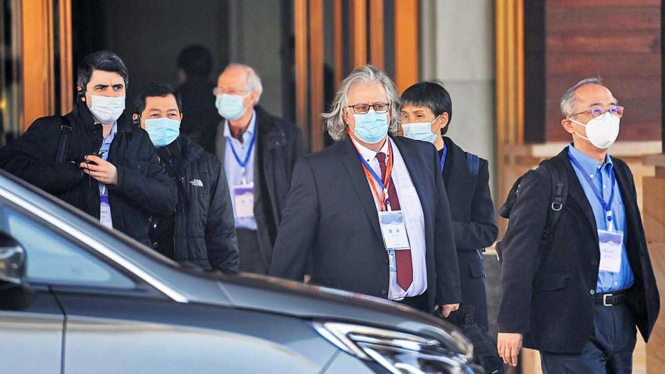 Arranque. La delegación sale de su hotel rumbo a uno de los hospitales donde se detectaron los primeros casos, en diciembre de 2019. China negó que se trate de una “investigación”.