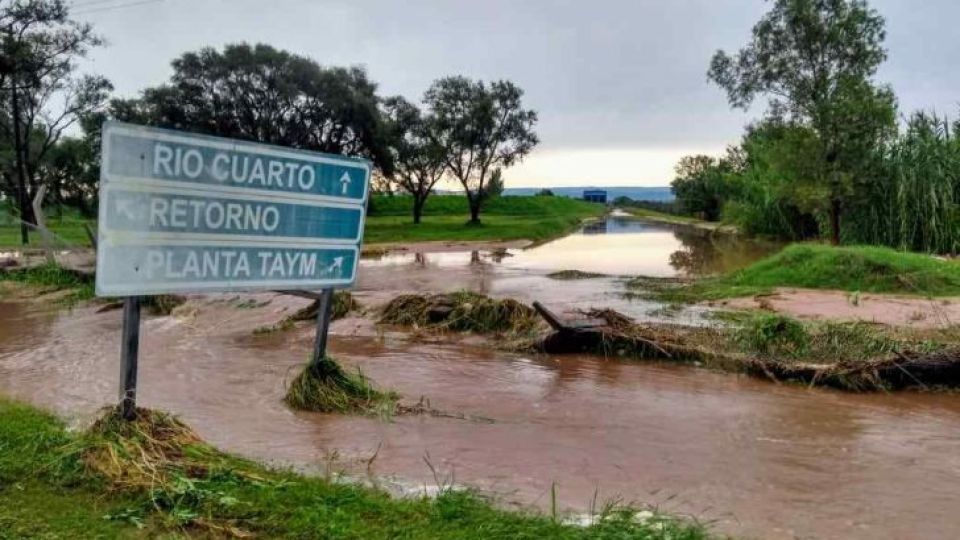 TAYM. La intensa lluvia caída formó un río que arrastró a su paso elementos almacenados en la planta de residuos peligrosos de la empresa del Grupo Roggio. El agua contaminada ingresó al canal Los Molinos.