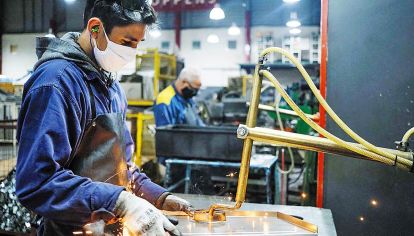 La producción industrial continúa su ritmo de crecimiento en enero como arrastre de fines del año pasado.