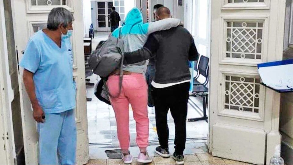 Locura. La mamá de la beba fue a visitar a su hija al hospital.