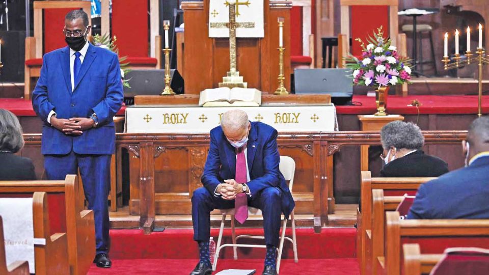 Oremos. La primera actividad formal de Joe Biden tras jurar como presidente fue asistir a misa. La oración de su inauguración la hizo un jesuita.